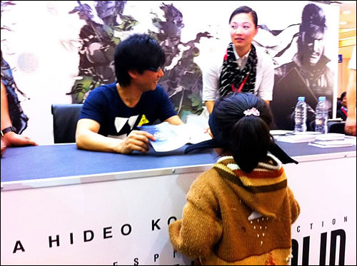 Hideo Kojima rencontre une jeune fan mexicaine